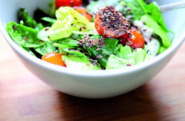 Špenátový salát s avokádem a lněným semínkem