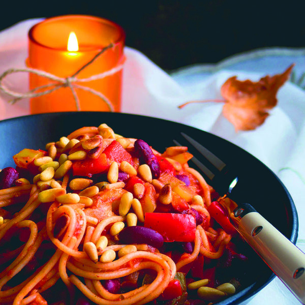 Zeleninové špagety s fazolí a piniovými oříšky