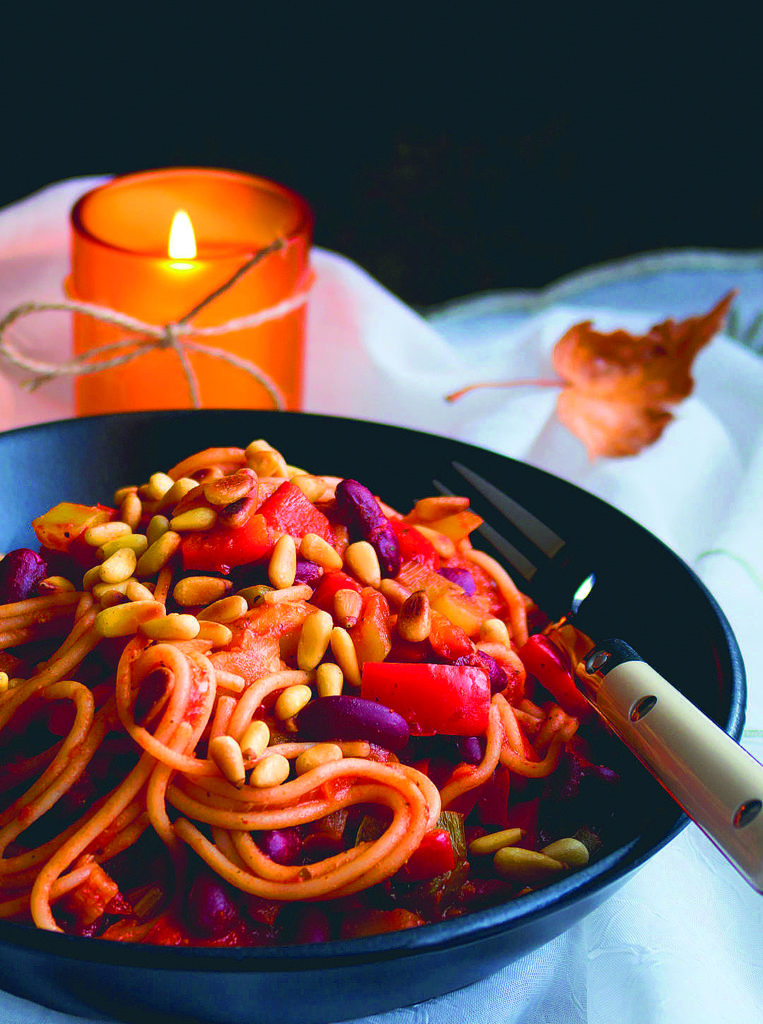 Zeleninové špagety s fazolí a piniovými oříšky