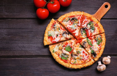 Lahodná pizza ve zdravé variaci? Vyzkoušejte těsto z tvarohu nebo cukety