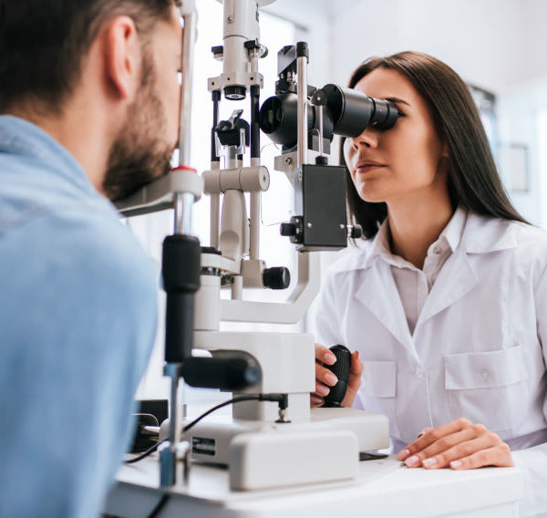 Zákeřná retinopatie: Chodit k očaři byste měli i bez obtíží