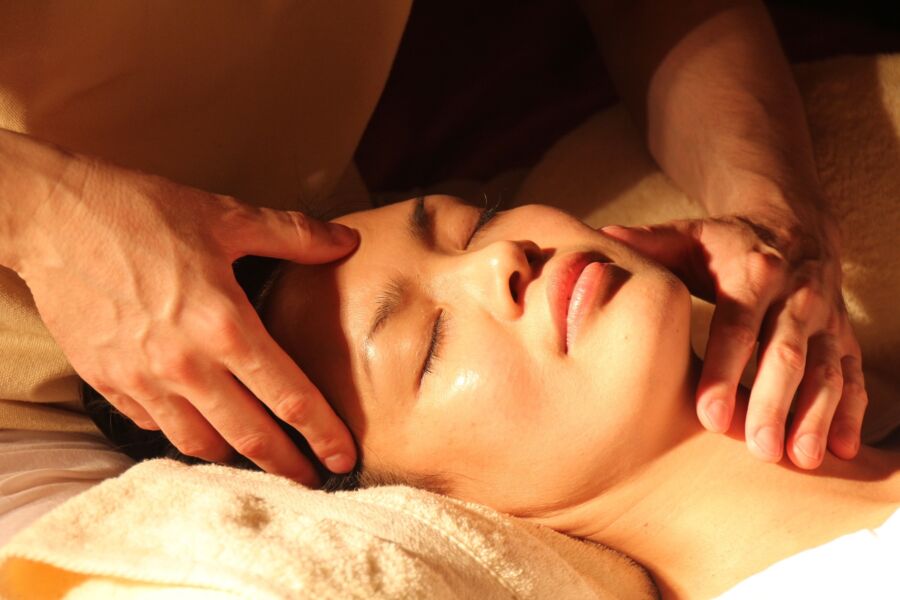 Oddejte se léčebnému doteku! Správně provedená masáž dokáže zregenerovat tělo i duši