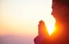 Ranní jóga za svitu svíček: Dopřejte uvolnění svému tělu i mysli