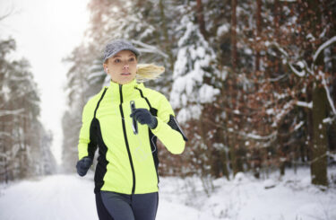 Studie dokazují přínosy zimního běhání. Nenechte se zastrašit sněhovými vločkami a vyrazte do terénu!