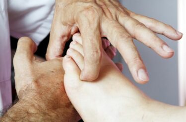 Reflexní terapie nohou: Pojďte s námi porozumět řeči vašich chodidel