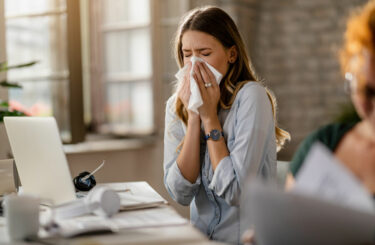 Léčit rýmu, kašel nebo chřipku antibiotiky je stejné jako zahánět hlad sprchou, říká odborník