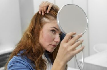 Padají vám vlasy? Vedle stresu či poruchy štítné žlázy může být na vině i cukrovka